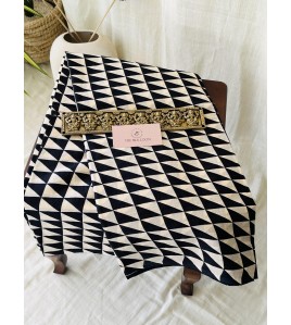 Triangle Black and creme - Mul cotton Saree
